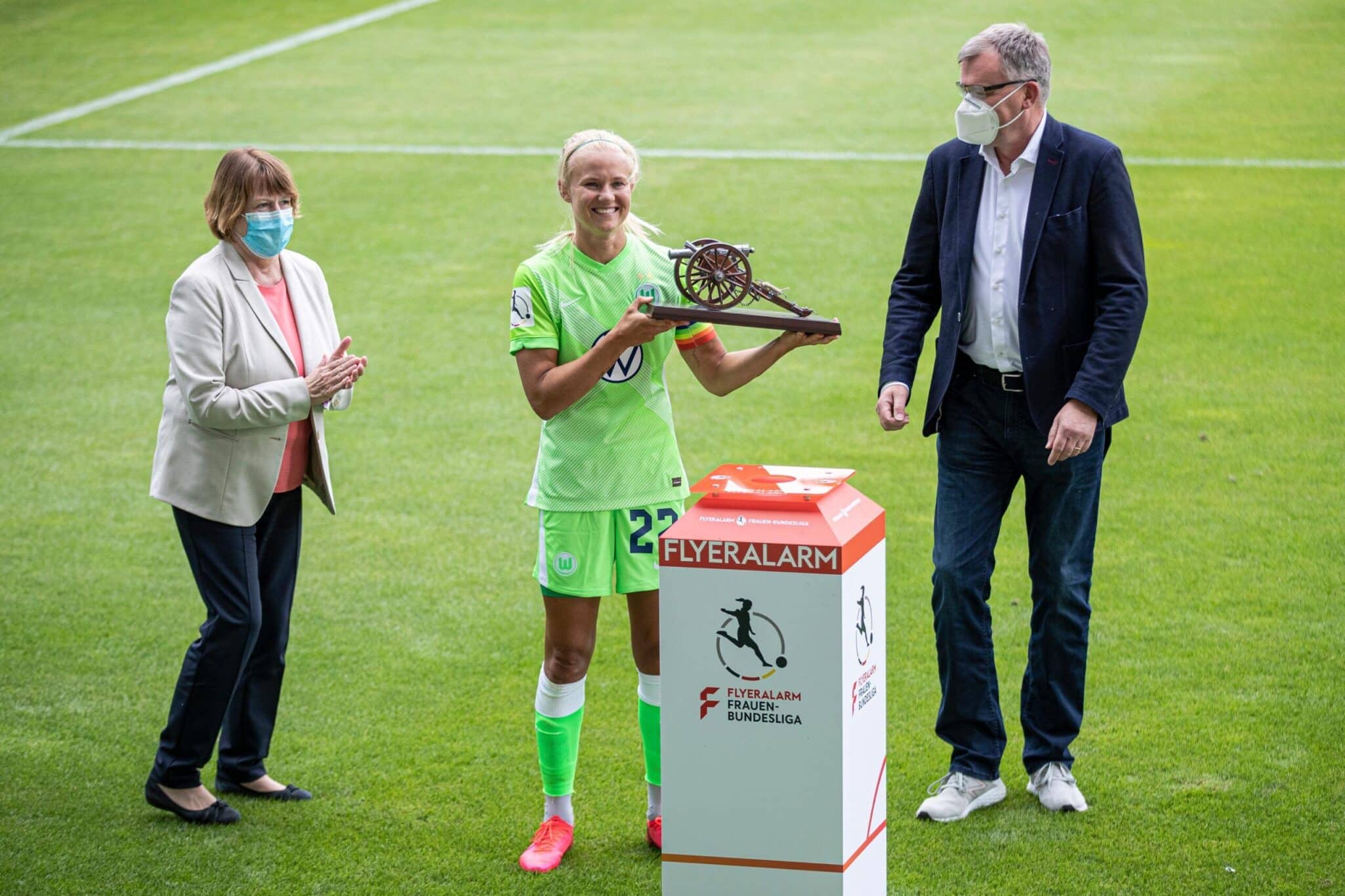 Pernille Harder recibiendo el premio a la mejor jugadora