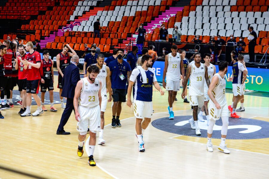 Real Madrid y Casademont Zaragoza tras haber disputado un partido. Foto: Liga Endesa.