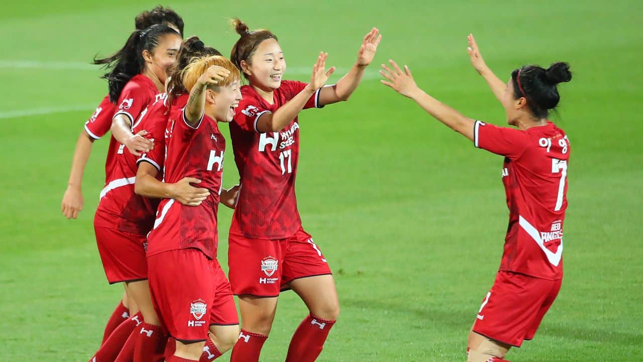 Incheon Red Angels celebra uno de los cinco goles en su triunfo