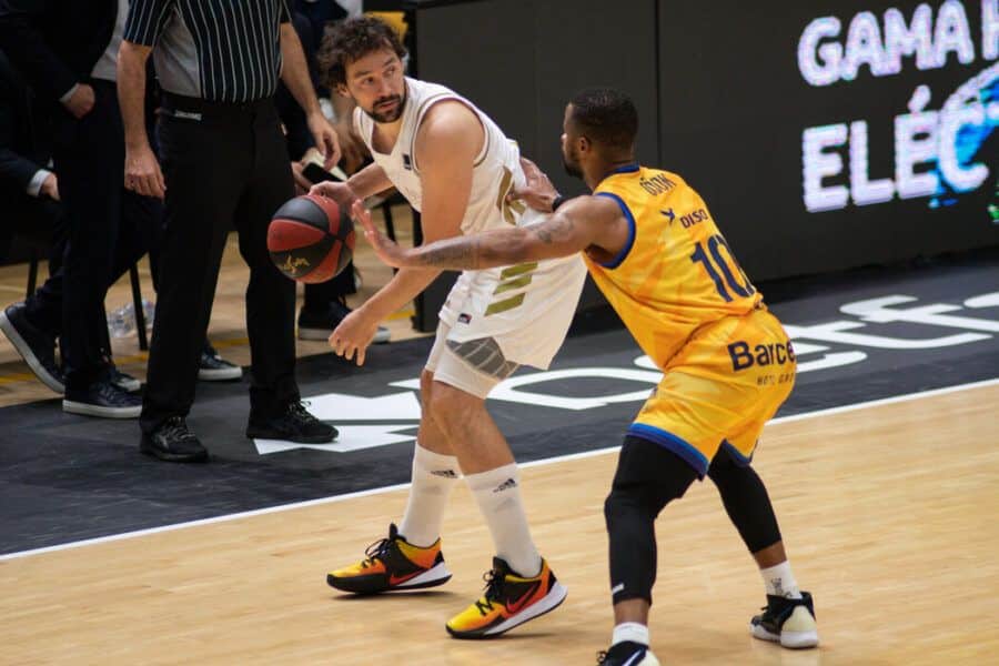 Sergio Llull bota el balón ante Omar Cook en un Real Madrid - Herbalife Gran Canaria. Foto: Liga Endesa.