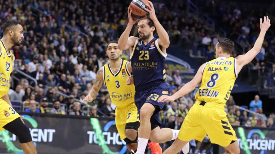 Sergio Llull entra a canasta ante Marcus Eriksson, Peyton Siva y Johannes Thiemann en un ALBA Berlin - Real Madrid. Foto: Turkish Airlines Euroleague.