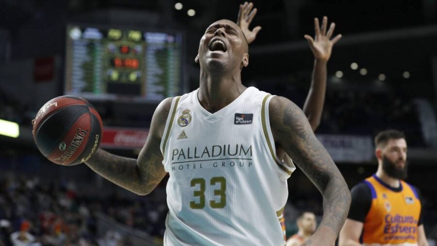 Trey Thompkins celebra una canasta en un Real Madrid - Valencia Basket. Foto: Liga Endesa.