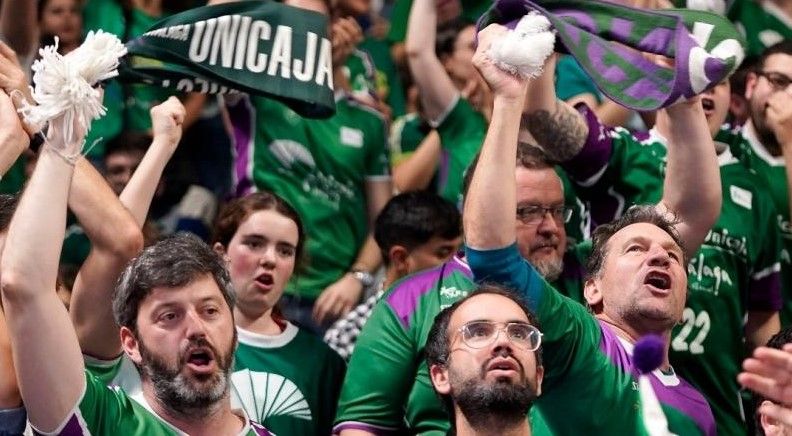 La afición del Unicaja animando a su equipo.
Fuente: www.unicajabaloncesto.com