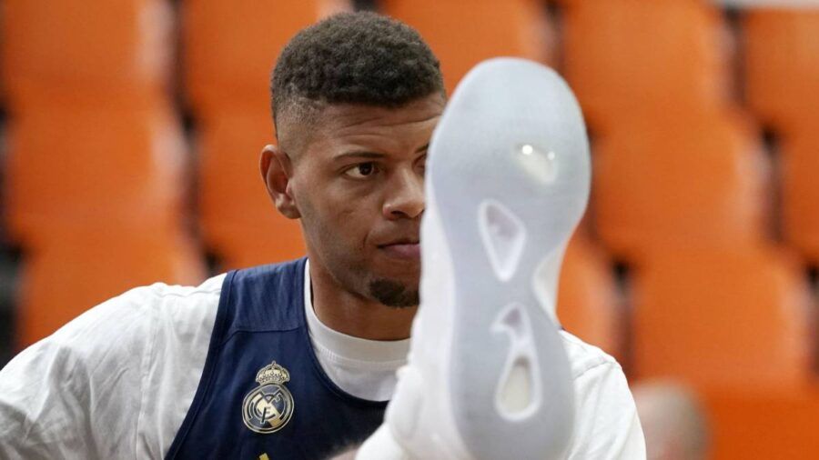 Walter Tavares estira en un entrenamiento como jugador del Real Madrid. Foto: Liga Endesa.
