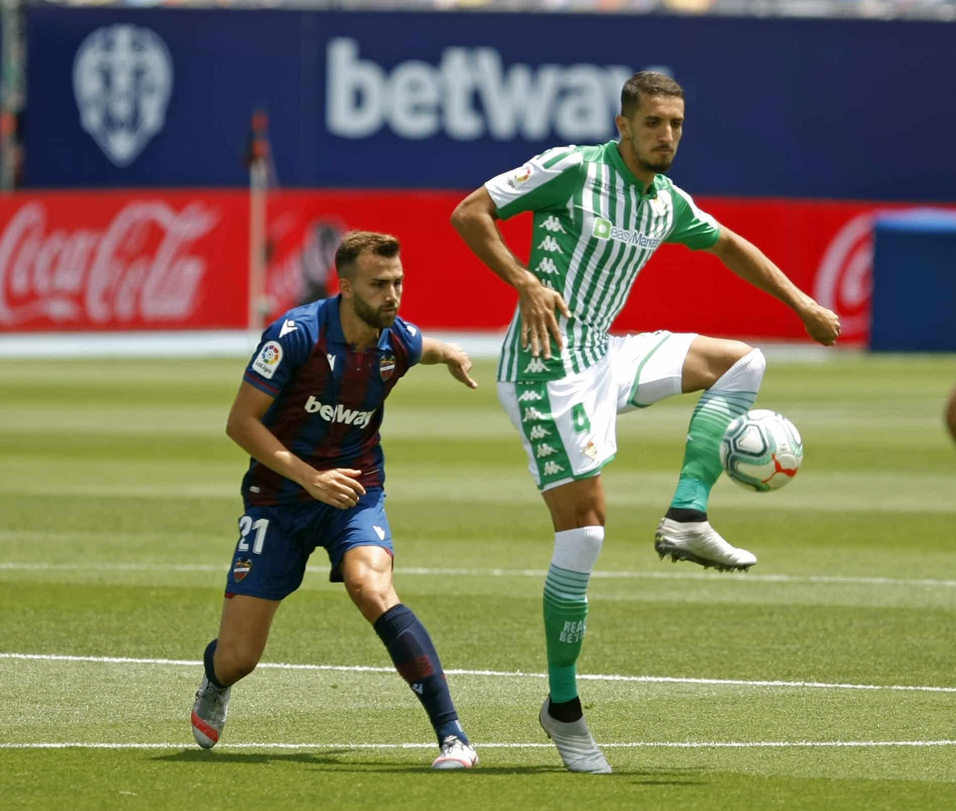 Feddal y Borja Mayoral disputan el esférico Fuente: Twitter Real Betis