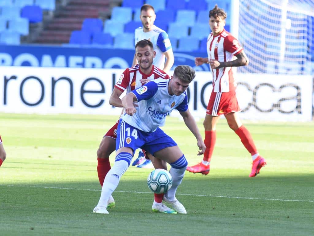 Lance del encuentro entre Real Zaragoza y UD Almería en La Romareda