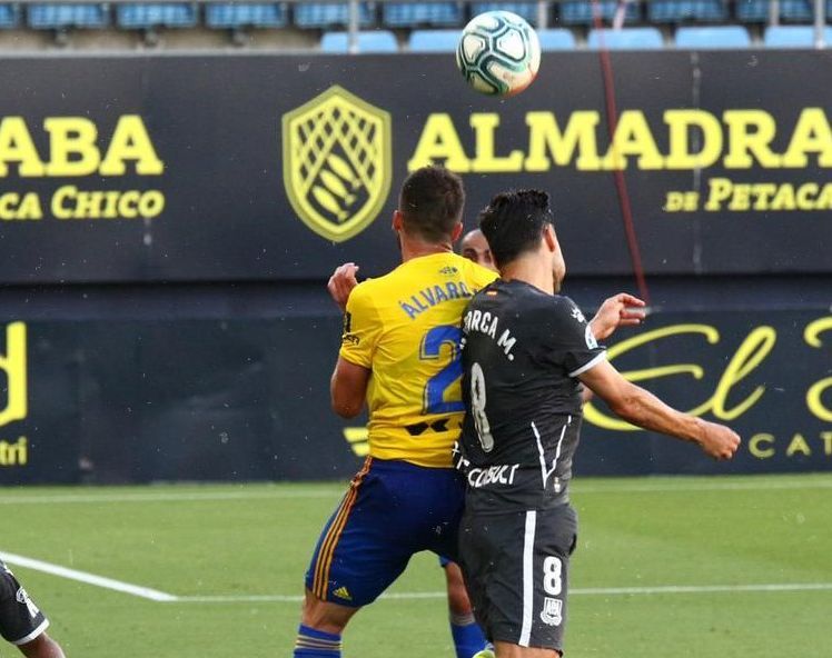 Álvaro Giménez y Dorca pelean un balón en el Cádiz-Alcorcón
