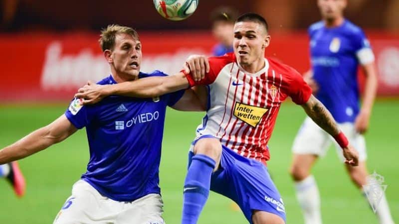 Carlos Hernández y Uros Djurdjevic en el derbi en El Molinón