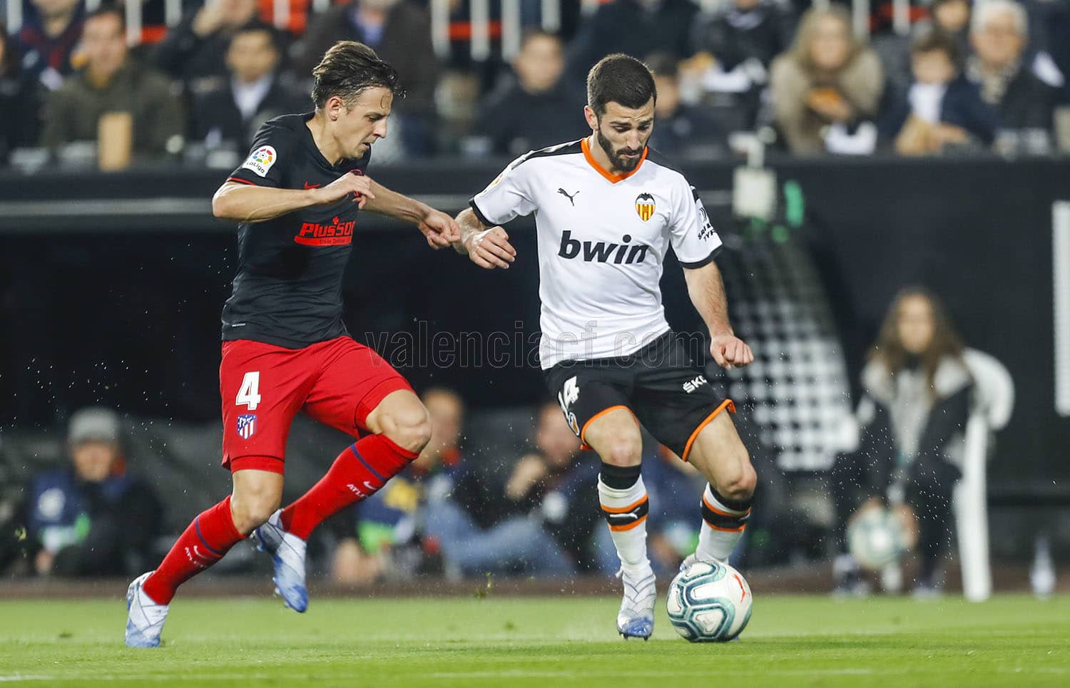 Gayá en un encuentro con el Atlético de Madrid