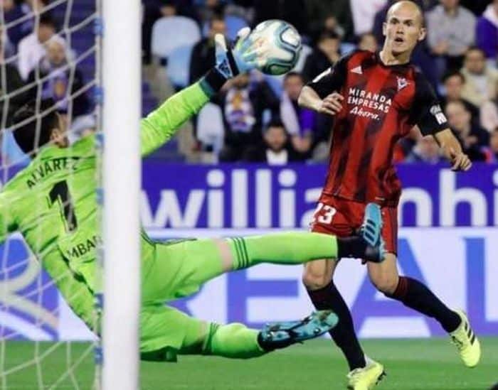 Jon Guridi logrando un tanto con el CD Mirandés ante el Real Zaragoza la pasada campaña