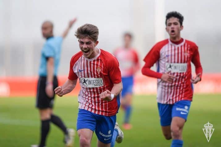 Lucas Suárez celebra un gol con el División de Honor rojiblanco