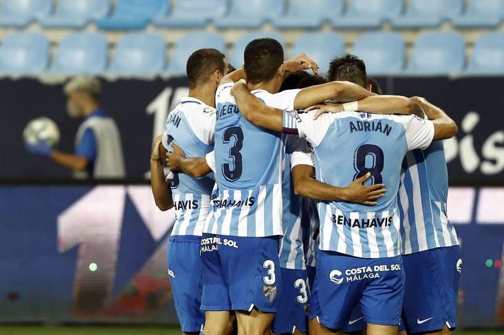 Jugadores del Málaga celebran el tanto de Sadiku ante el Extremadura