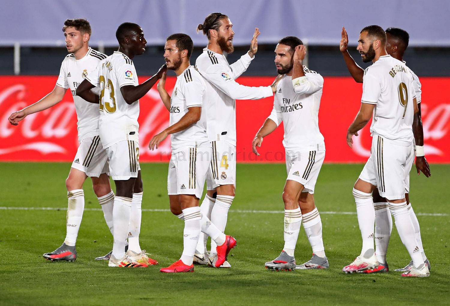 Los jugadores del Real Madrid celebrando el gol de Vinicius Jr.