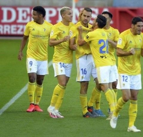 Juan Cala se desquita del penalti logrando el 1-2 definitivo para el Cádiz (Fuente: Cádiz CF)