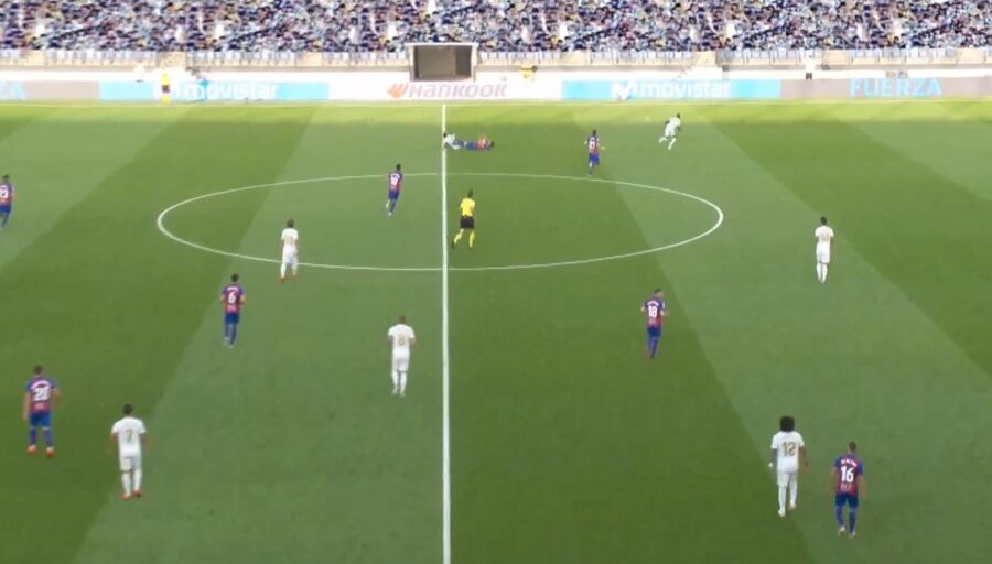Imagen televisiva de un Real Madrid Club de Fútbol - Sociedad Deportiva Eibar.