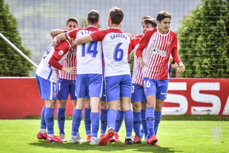 Jugadores del Sporting 'B' celebran un gol esta campaña
