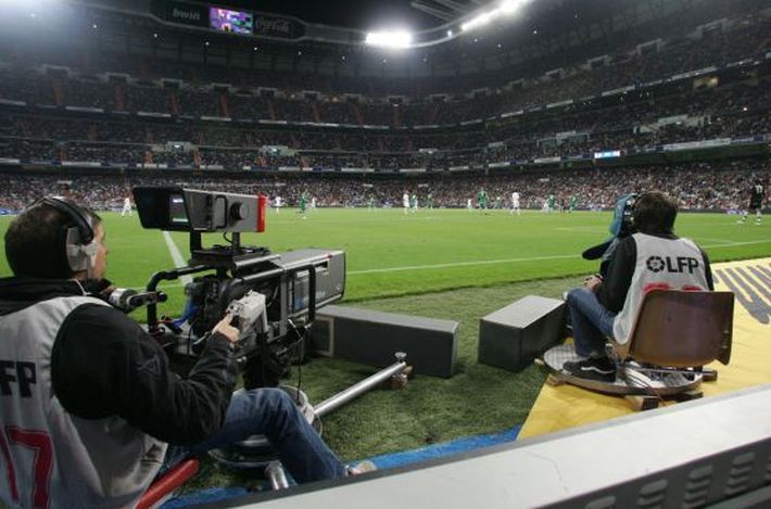 Cámara de televisión en un estadio