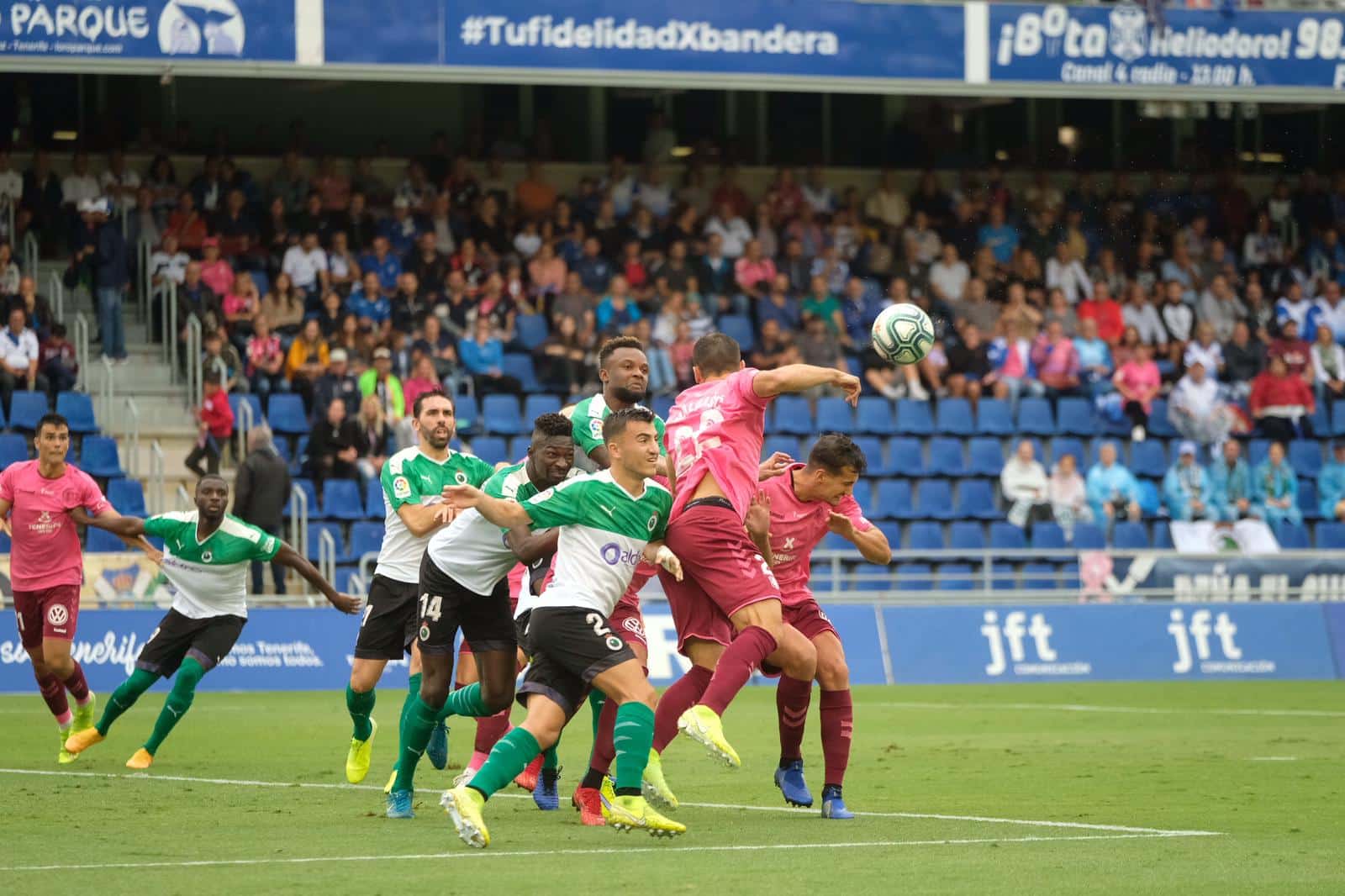 Lance del Tenerife-Racing de Santander de la primera vuelta