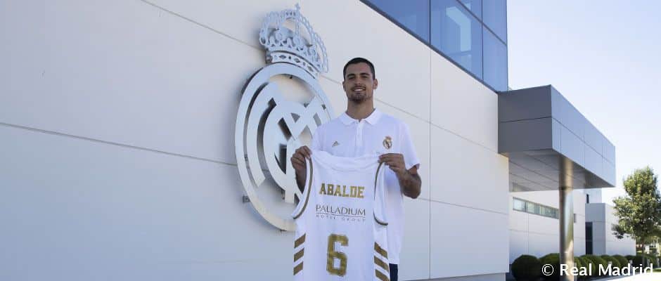 Alberto Abalde posa con su nueva camiseta como jugador del Real Madrid. Foto: Real Madrid.