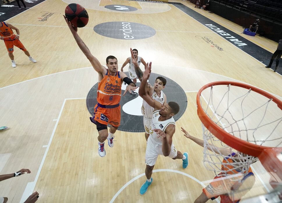 Alberto Abalde lanza a canasta en un Real Madrid - Valencia Basket Club. Foto: Liga Endesa.