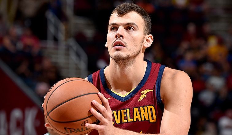 Ante Zizic lanza un tiro libre en un partido como jugador de Cleveland Cavaliers. Foto: NBA.