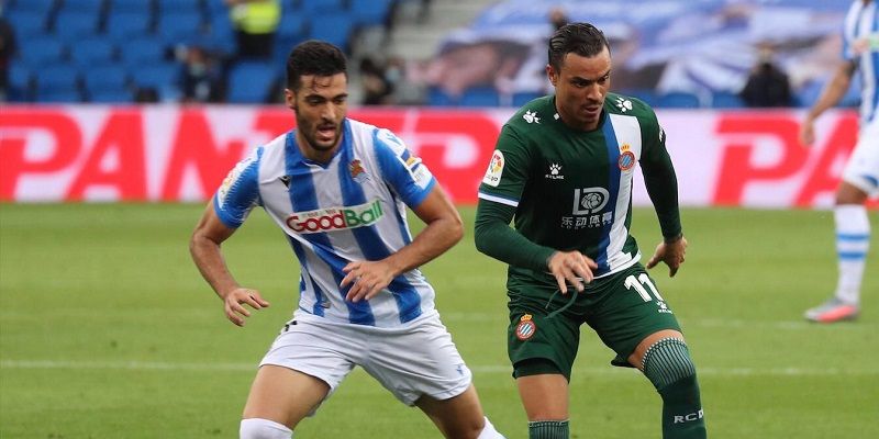 Mikel Merino lucha con Raúl de Tomás | Imagen: RCD Espanyol