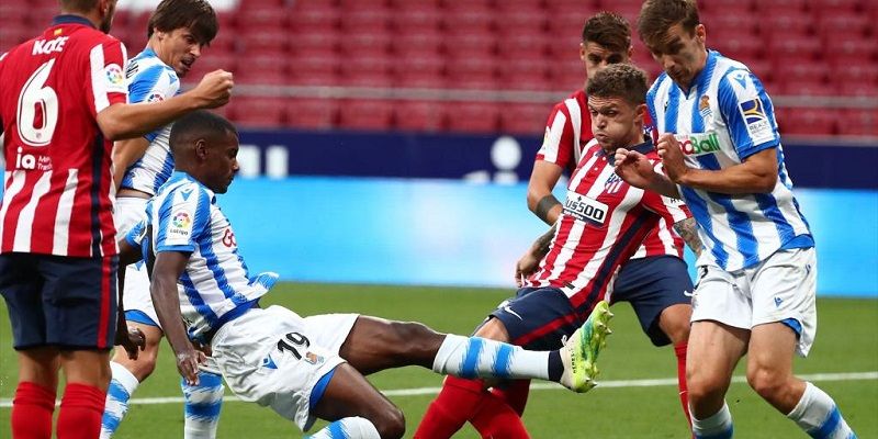 Pugna durante el encuentro | Imagen: Real Sociedad