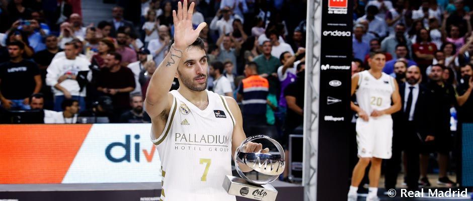 Facundo Campazzo saluda a la afición tras recibir el MVP de la Supercopa Endesa 2020. Foto: Liga Endesa.