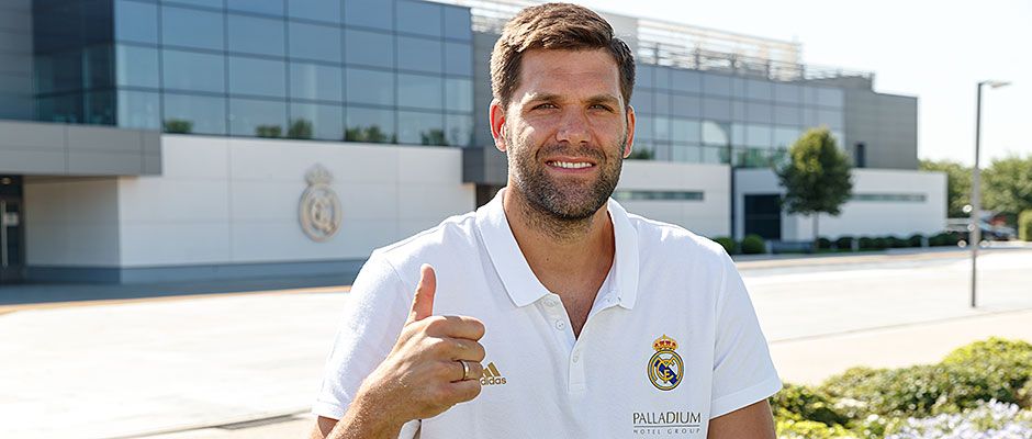 Felipe Reyes posa como jugador del Real Madrid tras haber renovado con el club blanco. Foto: Real Madrid.