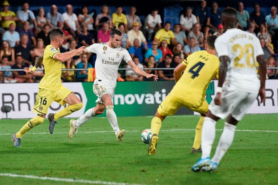 Gareth Bale chuta a puerta ante Xavier Quintillà en un Villarreal Club de Fútbol - Real Madrid Club de Fútbol