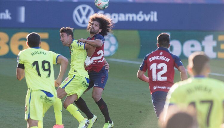 Aridane lucha un balón aéreo con Jaime Mata. Fuente: Twitter Osasuna