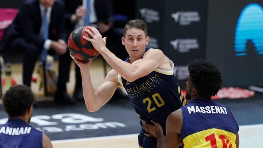 Jaycee Carroll da un pase ante Frantz Massenant en un MoraBanc Andorra - Real Madrid. Fuente: Real Madrid.