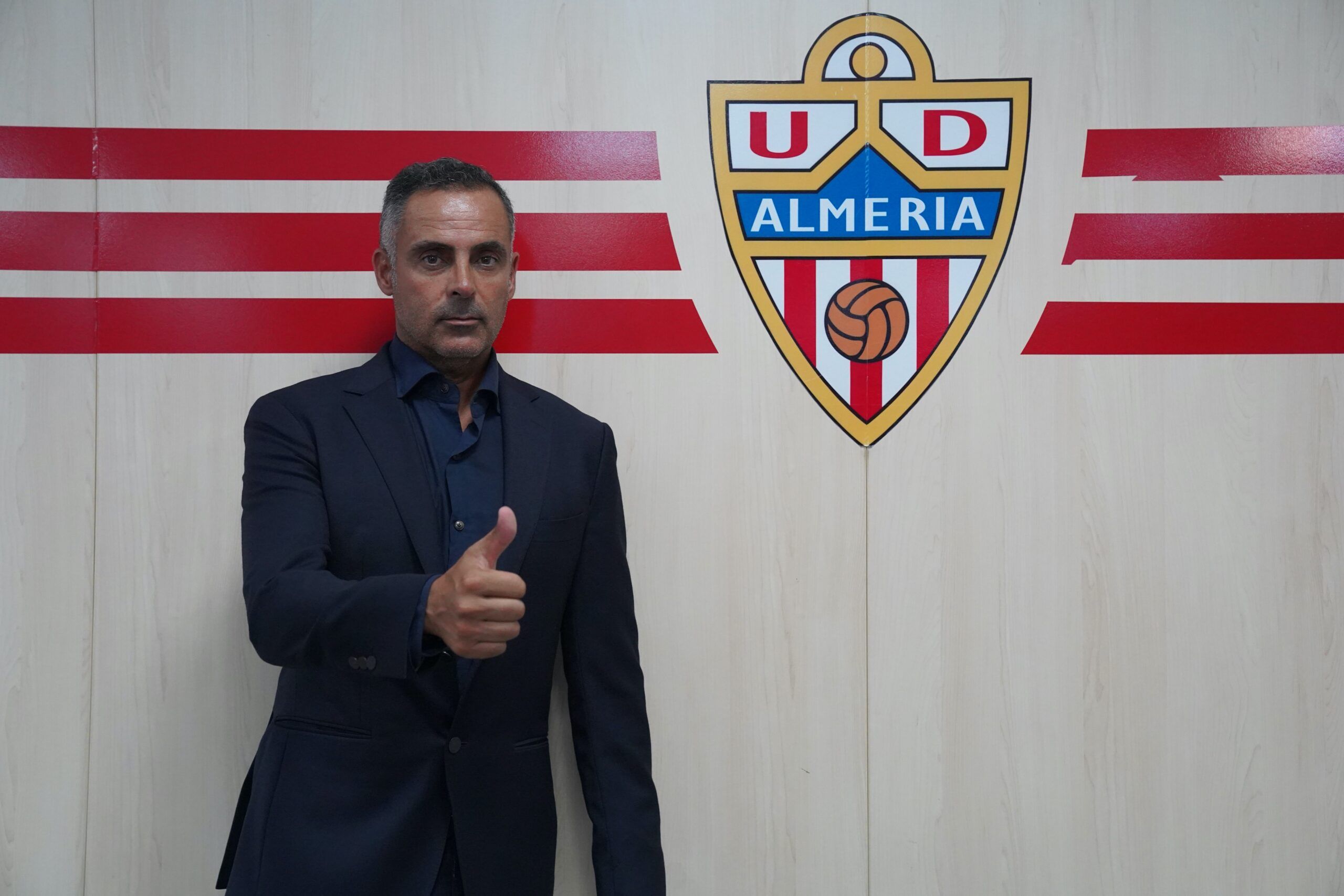 José Gomes en la sede de la UD Almería tras ser confirmado como nuevo entrenador (@U_D_Almeria)