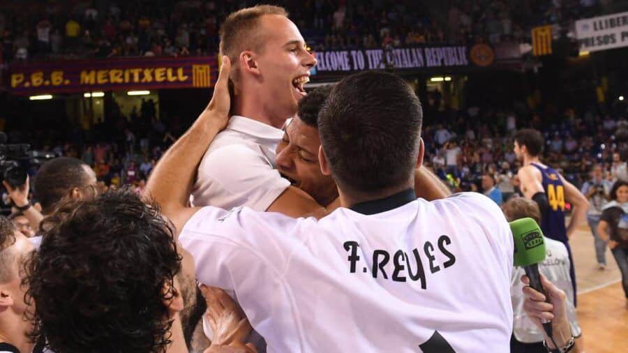 Klemen Prepelic es abrazado por Walter Tavares y Felipe Reyes tras el Real Madrid ganar la Liga Endesa en la temporada 2018/2019. Foto: Liga Endesa.