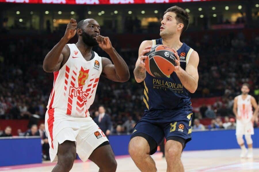 Nicolás Laprovittola lanza a canasta en un Crvena Zvezda mts Belgrade - Real Madrid. Foto: Turkish Airlines Euroleague.