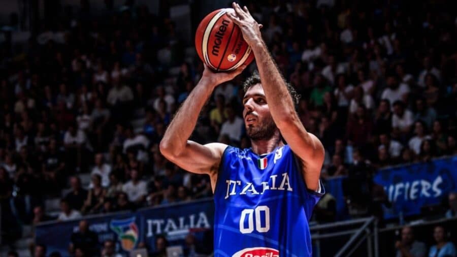 Amedeo Della Valle lanza a canasta en un partido con la Selección italiana. Foto: Herbalife Gran Canaria.