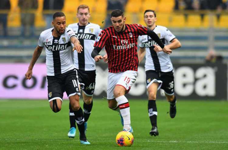 Theo Hernandez perseguido por tres jugadores del Parma – Foto destacada vía: https://www.milanlive.it/2020/07/12/parma-positivo-in-vista-del-milan-procedura/