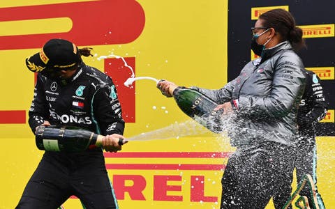 Hamilton compartiendo el podio con Stephanie Travers en el Gran Premio de Austria. Imagen: @Getty Images.
