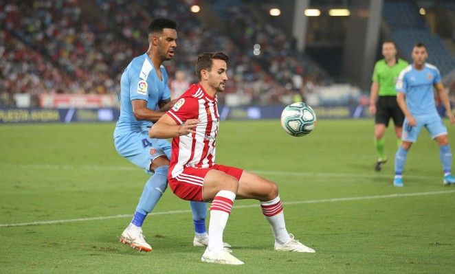 Juan Muñoz protege un balón durante el choque de ida (www.udalmeriasad.com)