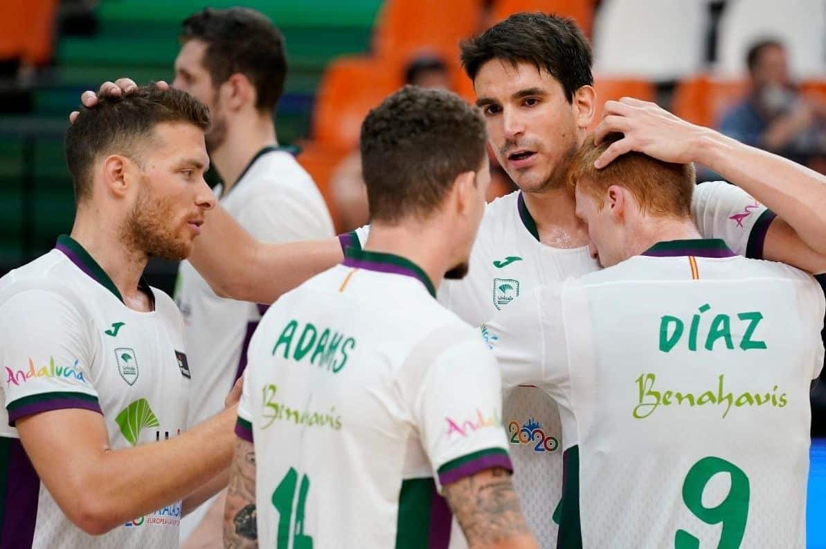Varios jugadores cajistas abrazados durante un partido. 
Imagen obtenida de www.unicajabaloncesto.com