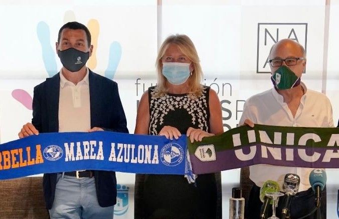 Foto que refleja la firma del acuerdo entre ambos clubes.
Imagen obtenida de www.unicajabaloncesto.com