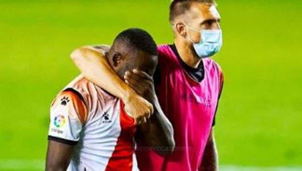 Advincula sale del campo entre lágrimas