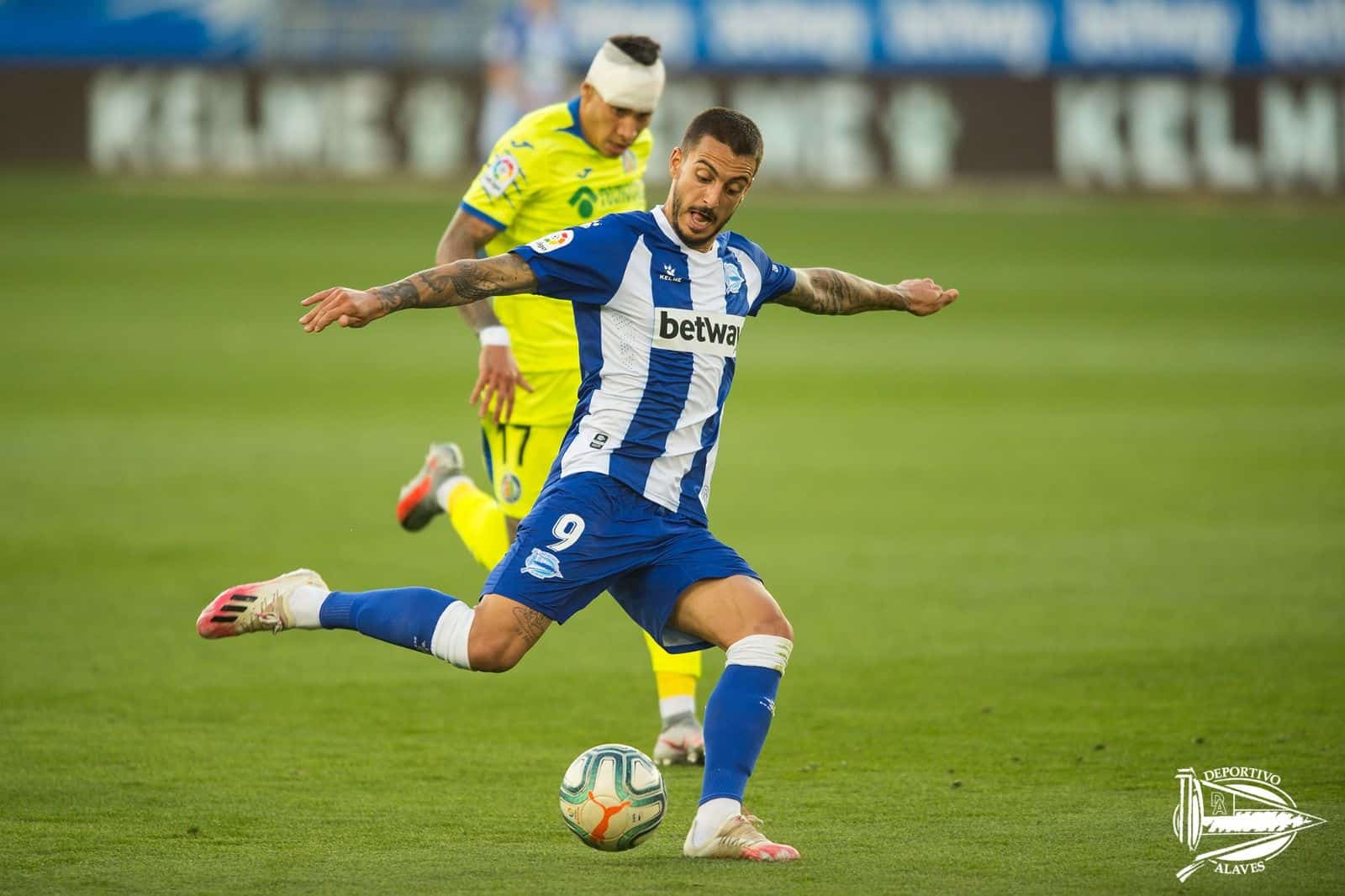 Joselu dispara ante la mirada de Mathías Olivera Fuente: Twitter Deportivo Alavés