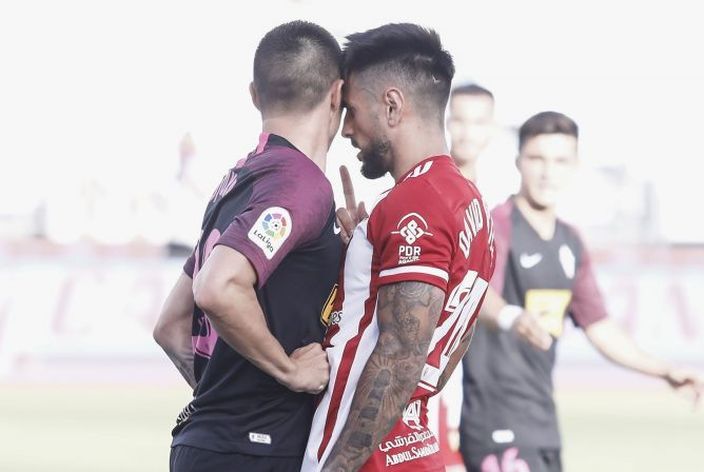 Djuka y David Costas se engarran en el Almería - Sporting