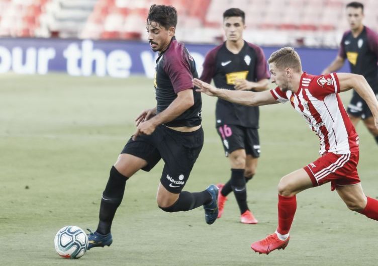 Cordero conduce al balón ante Baillu en un Almería - Sporting