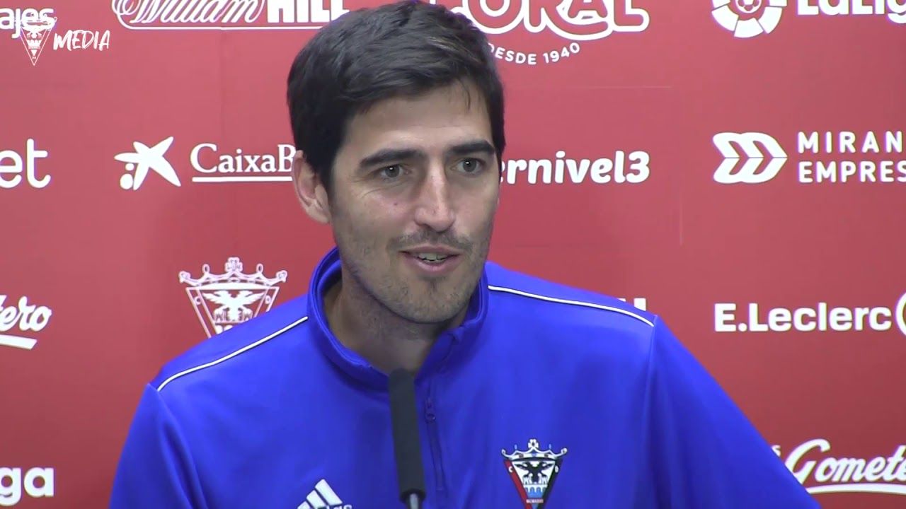 Andoni Iraola en una rueda de prensa con el CD Mirandés