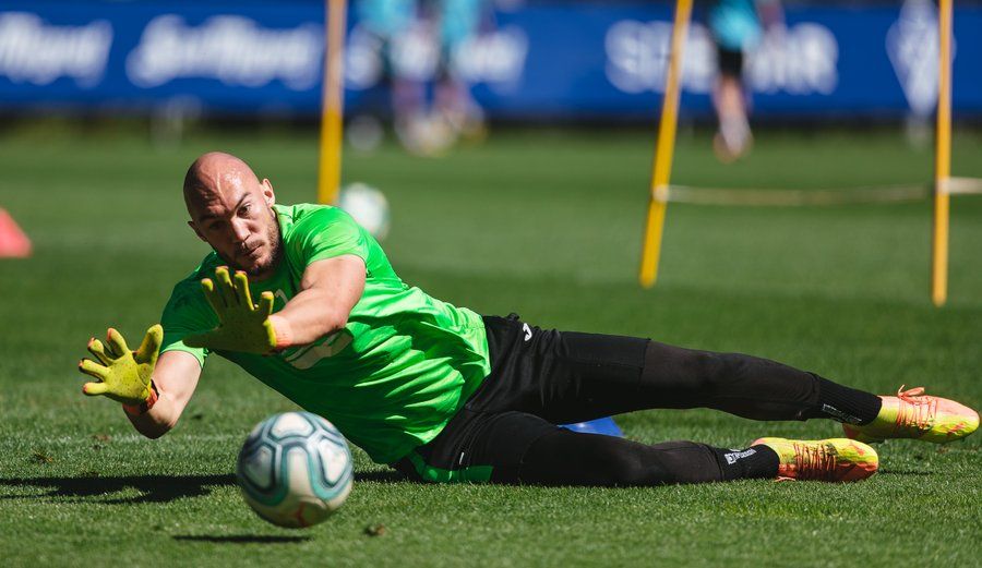 Marko Dmitrovic en un entrenamiento