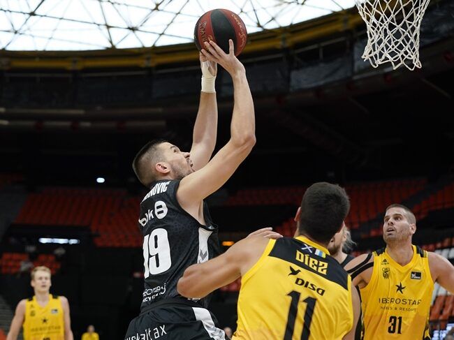 Sulejmanovic jugando contra el Iberostar Tenerife durante la Fase Final Excepcional/ Foto vía: ACB Photo
