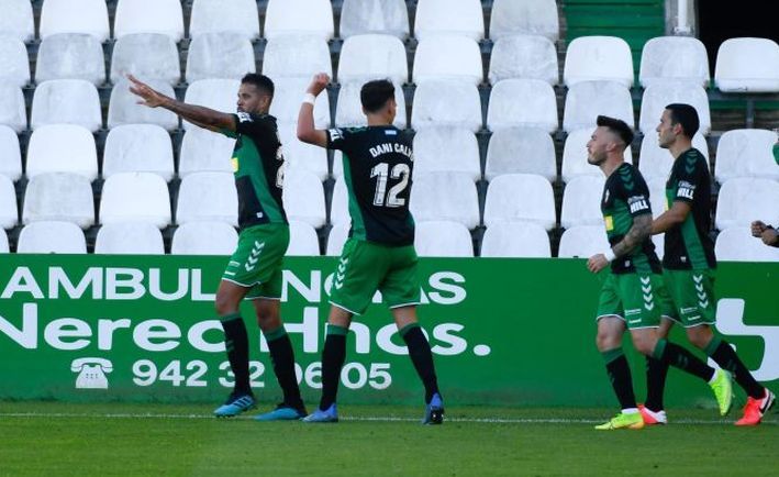 Jugadores del Elche celebran un gol