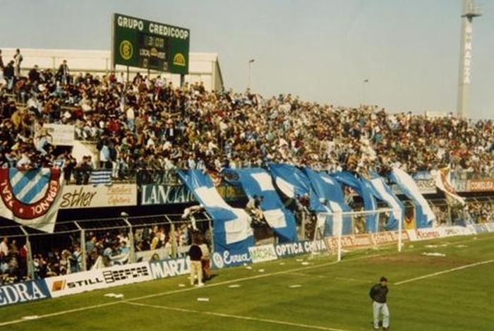 Aficionados del RCD Espanyol en las gradas del Nou Castalia de Castellón